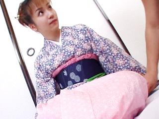 着物の下の美しい体 ナースうず潮