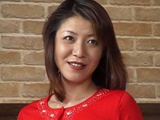 自分の裸体を撮影させる人妻 谷川友子