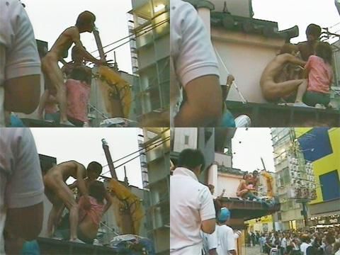 トラキチ珍騒動!道頓堀、店屋根の上で全裸男がギャルのブラ剥ぎ 人物不明