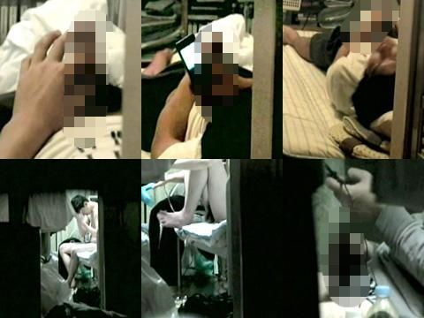 携帯をイジりながらチンポをイジる男・・・2名 人物不明(男)