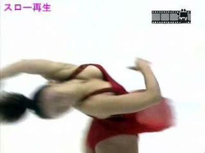 ノーブラでおっぱいハミ出し 安●美姫