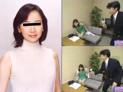 パンティーが見えちゃっています 山●三子