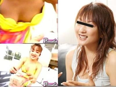 水着で胸チラしてます 山田ま○や